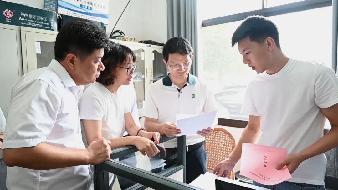 潘金城“四不兩直”暗訪督導群眾身邊不正之風和腐敗問題集中整治工作并調研項目建設